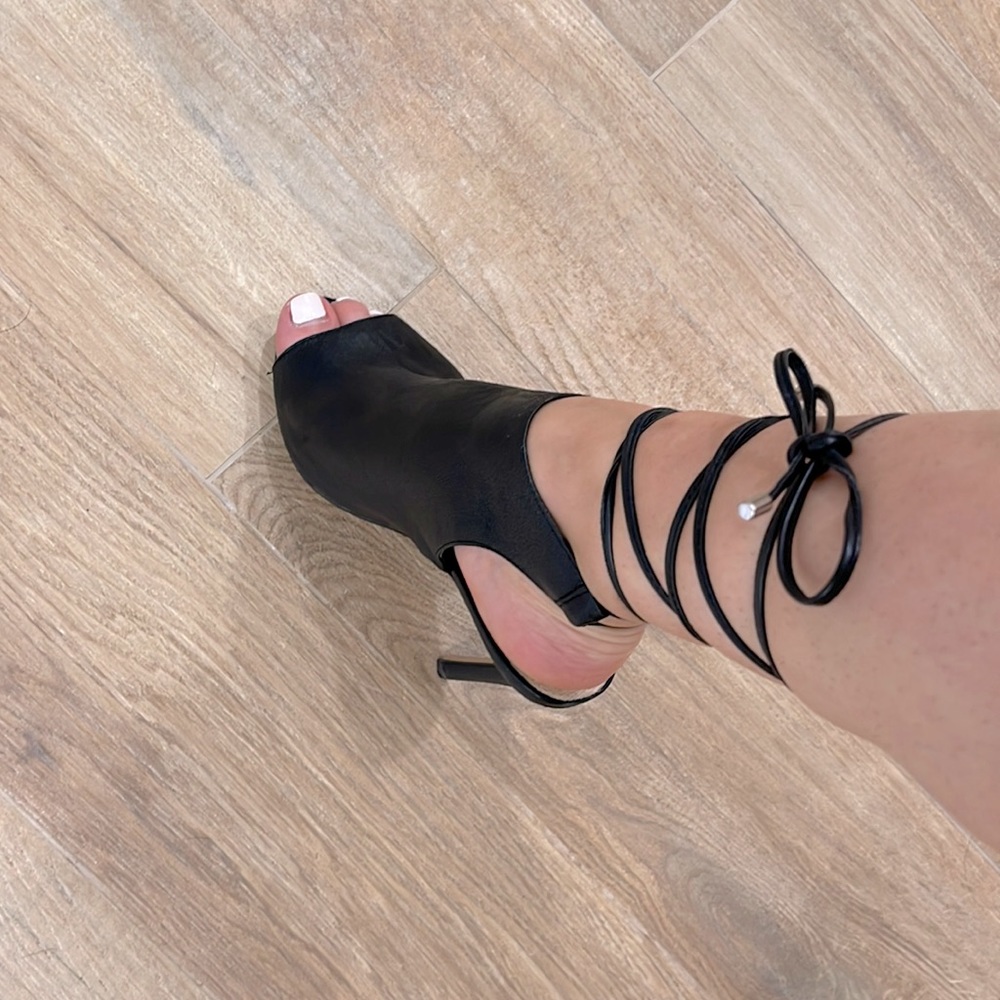 Topshop beautiful genuine leather tie up shoes. Size 37